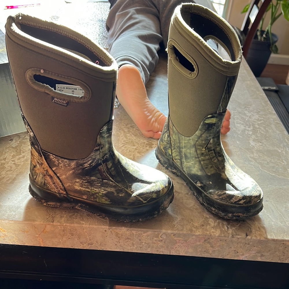 Kids Boggs insulated size 12 camo lightly worn